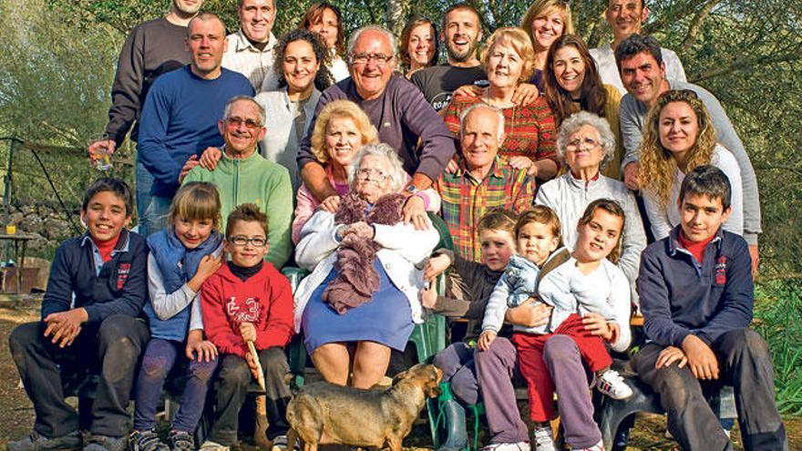 Juana Prats (en el centro) celebró este sábado su cumpleaños junto a todos sus familiares.