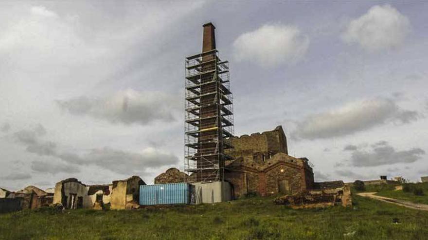 El BBVA restaura la chimenea de la mina cacereña de la Esmeralda