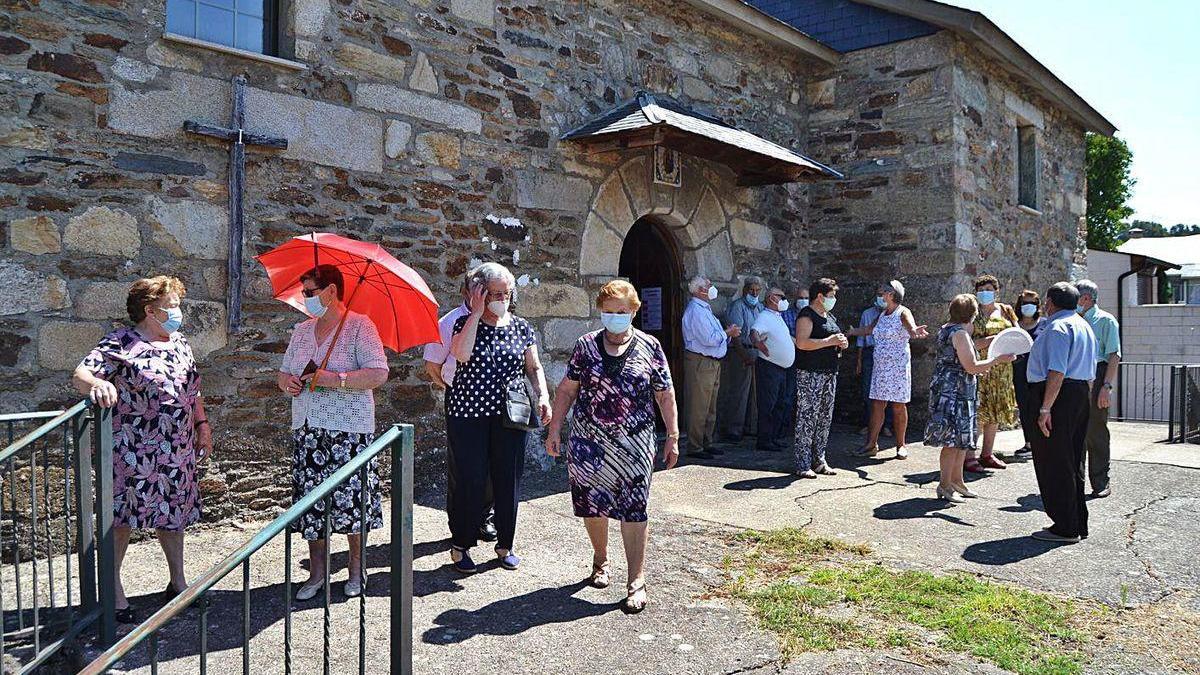 Vecino de Pedralba de la Pradería a las puertas de la ermita para celebrar la festividad de El Carmen.