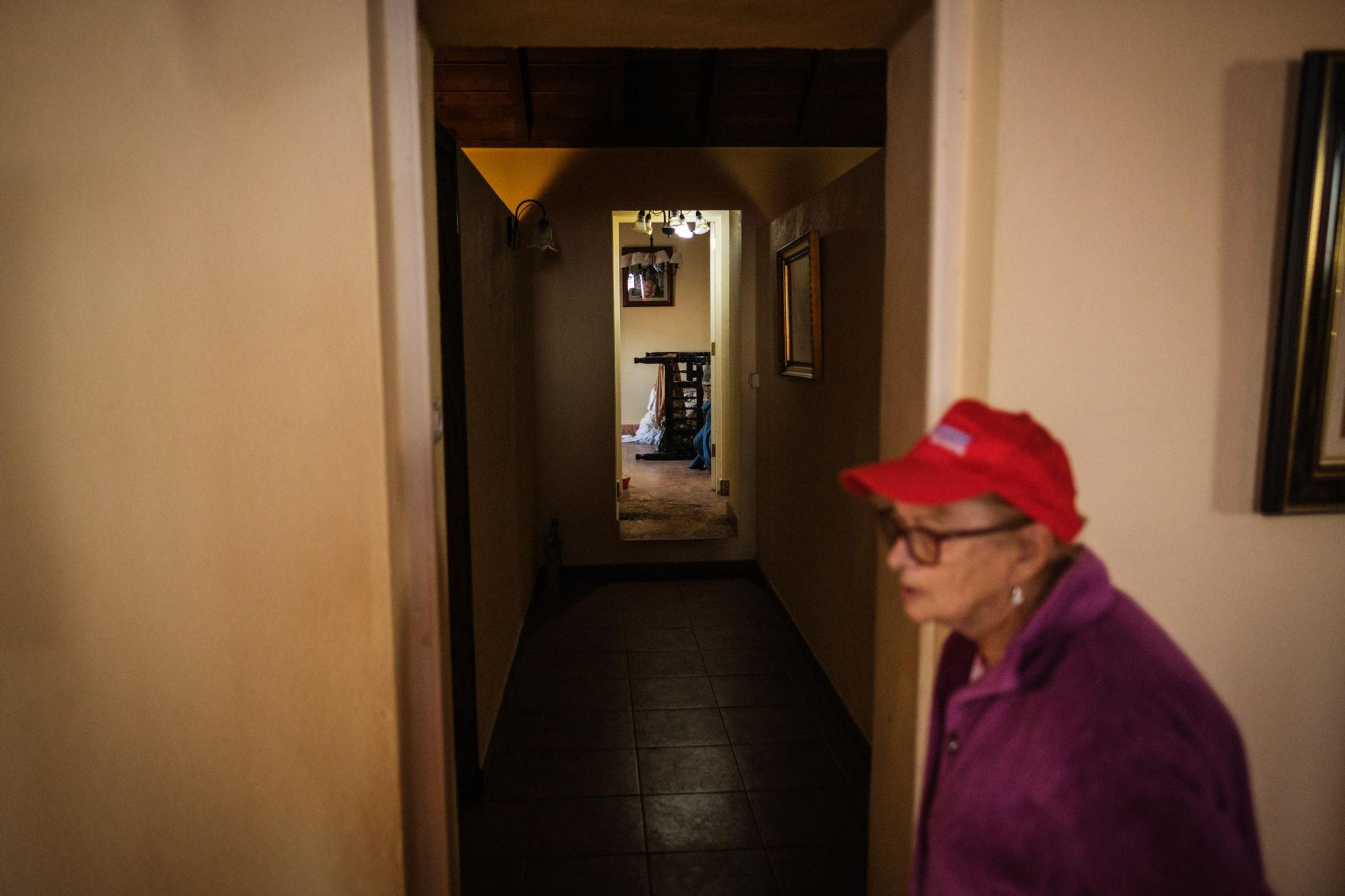 Regreso a casa de vecinos afectados por el volcán de La Palma.