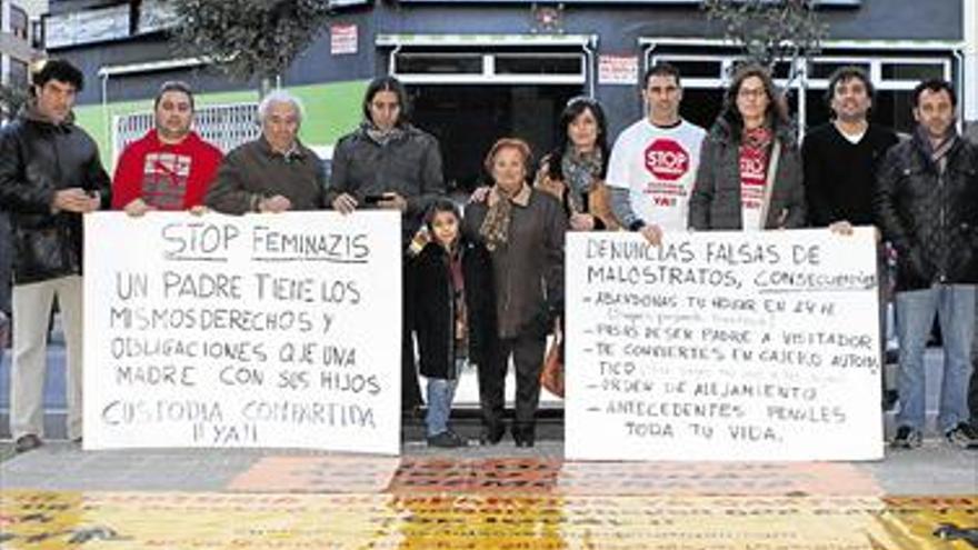 Protestan para poder ver a sus hijos en Burriana