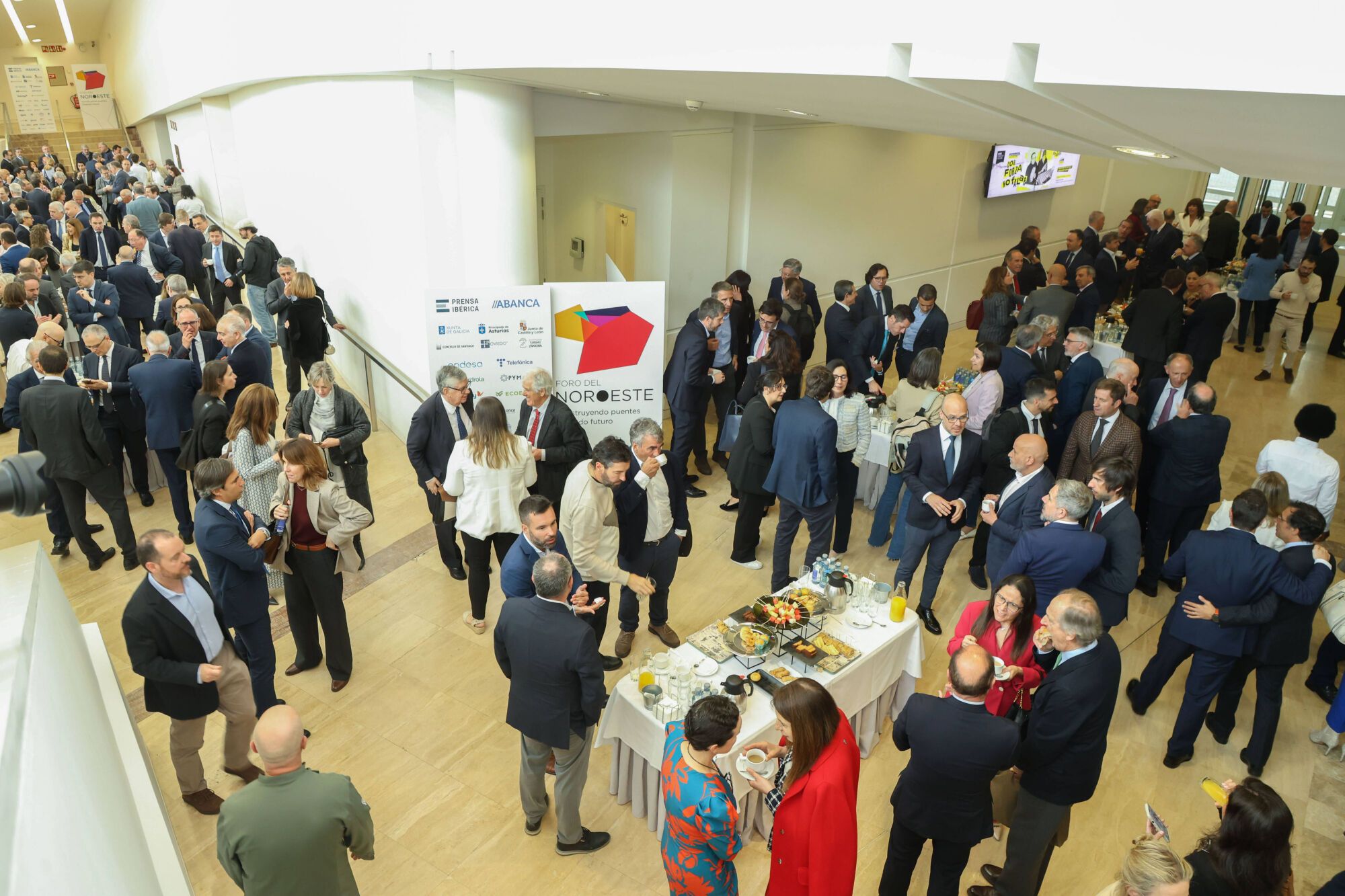 Los participantes e invitados al Foro del Noroeste charlan durante una pausa para el café. 