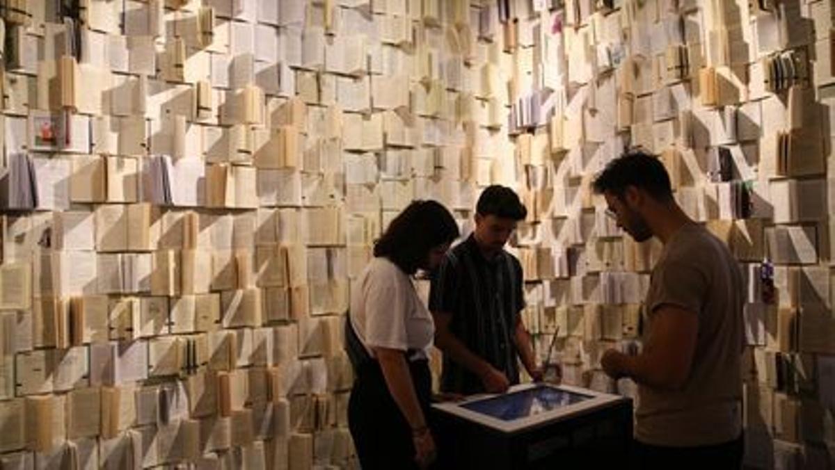 Una de las salas de la exposición sobre Jordi Sierra i Fabra, en el Palau Robert.