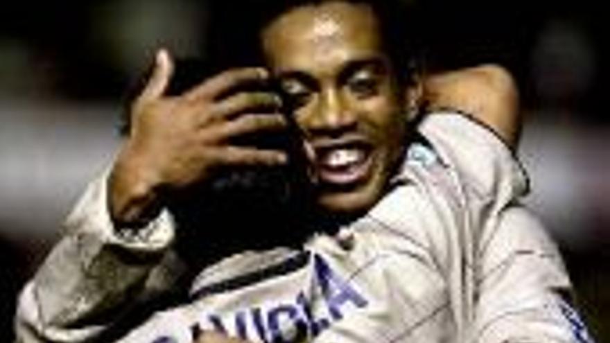 Ronaldinho hace magia y mete al Bar§a en puesto de ´Champions´