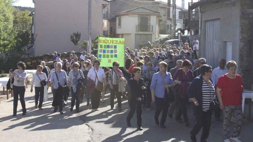 Recorrido por las calles de Sejas de personas llegadas desde varios pueblos de la provincia.