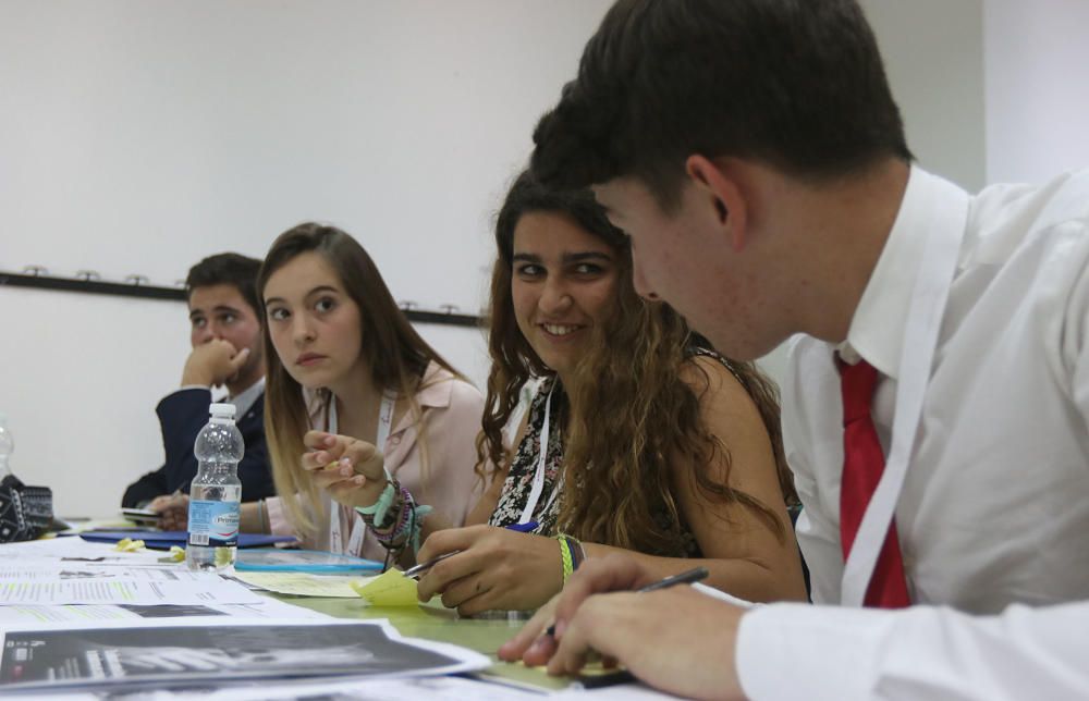 Las imágenes de la primera ronda del Torneo de Debate Escolar de Málaga, que cuenta con el respaldo de La Opinión de Málaga y la colaboración de la Obra Social de La Caixa