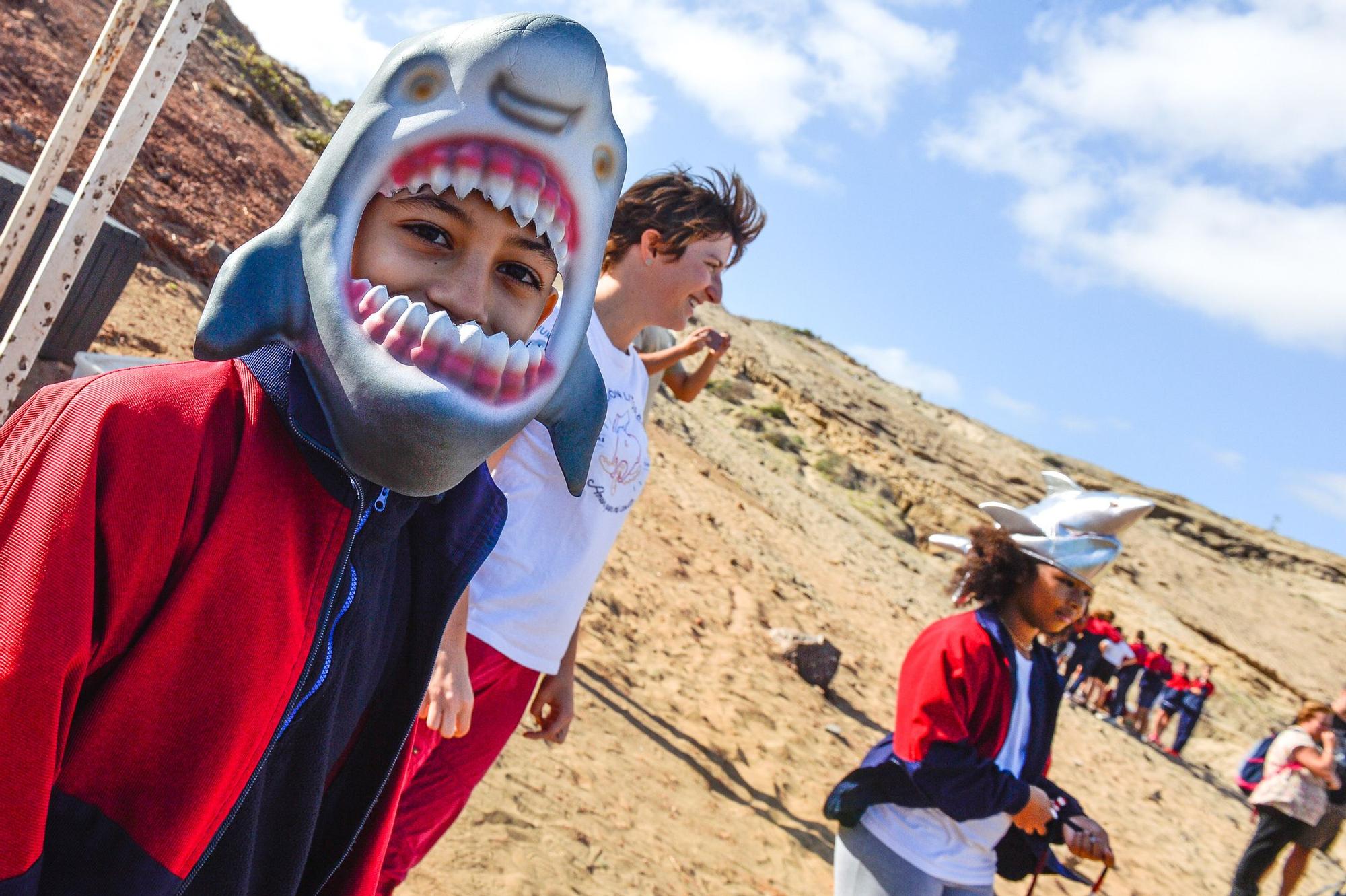 Los alumnos del Saulo Torón limpian la playa de Aguadulce