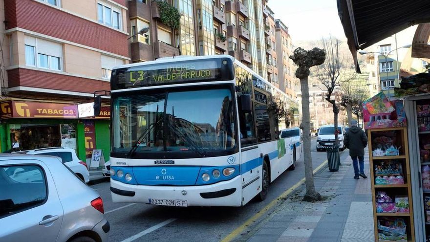 Un autobús de Emutsa, en la calle Manuel Llaneza.