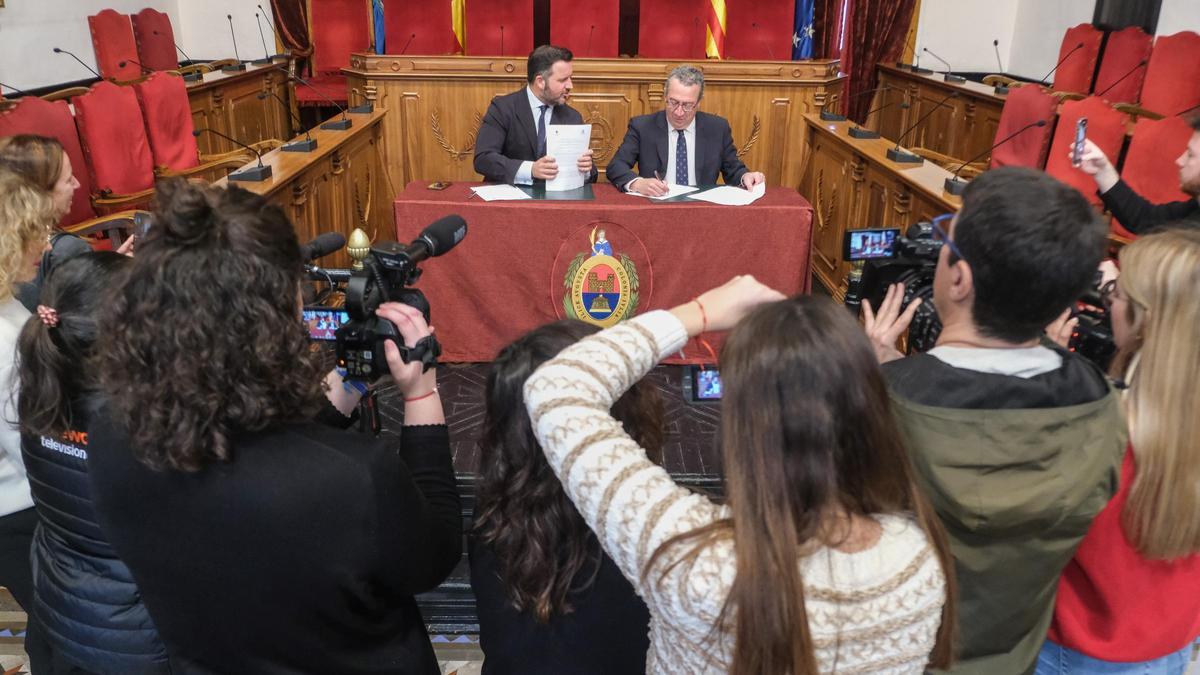 El alcalde de Elche, Pablo Ruz, y el presidente de la Diputación, Toni Pérez, durante la firma del protocolo.