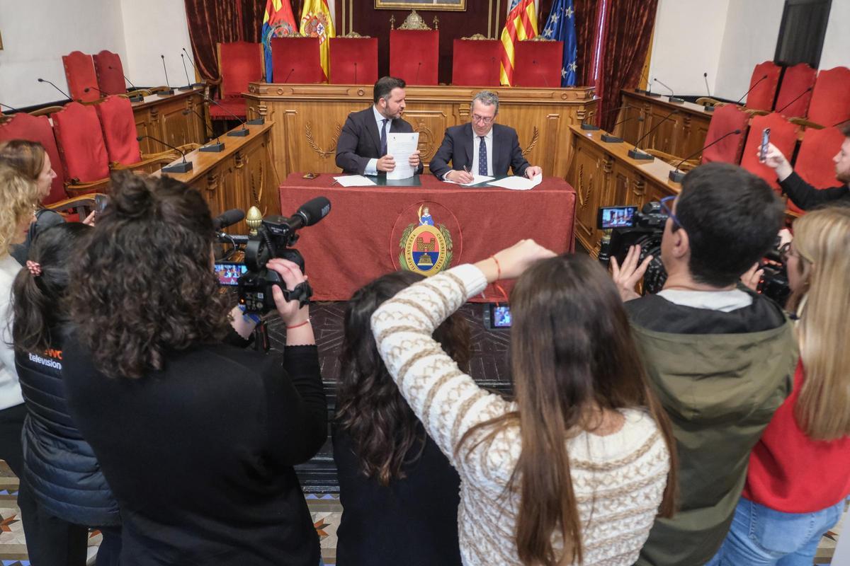 El alcalde de Elche, Pablo Ruz, y el presidente de la Diputación, Toni Pérez, durante la firma del protocolo.