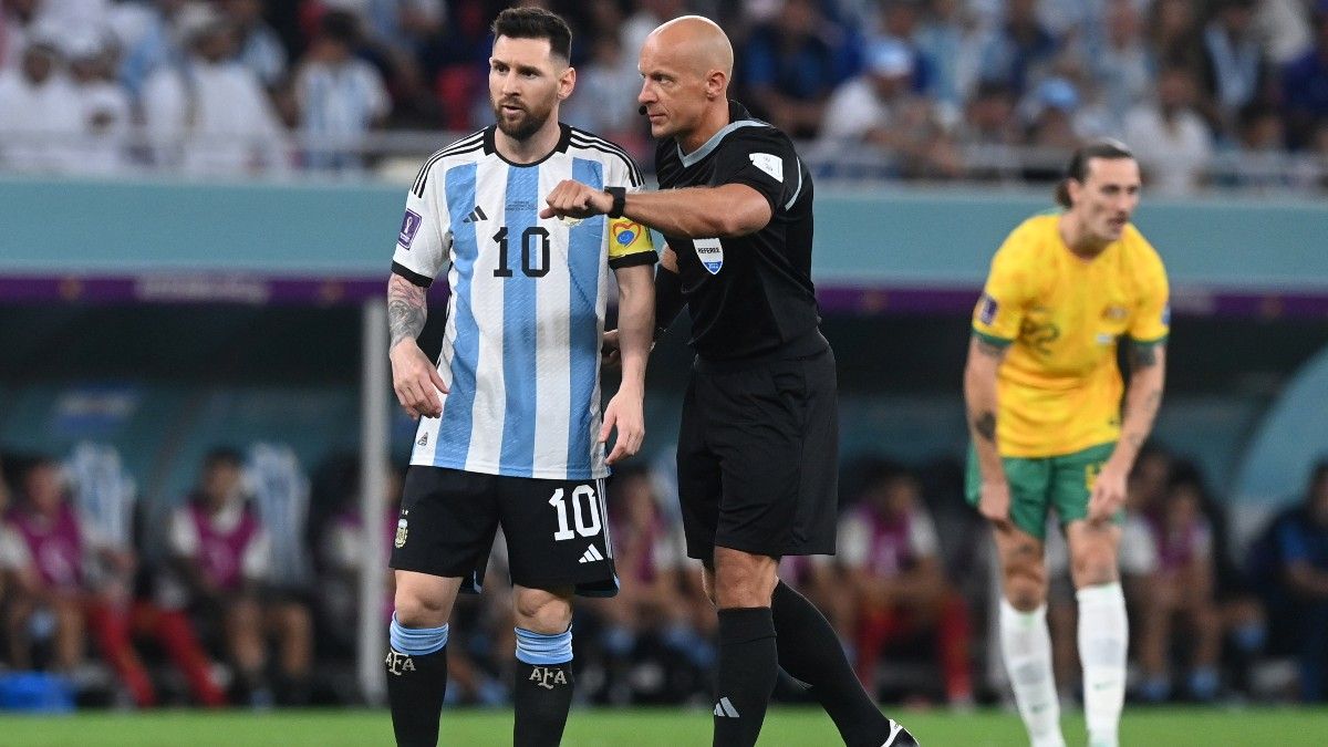 Szymon Marciniak, con Lionel Messi en un partido del Mundial de Qatar