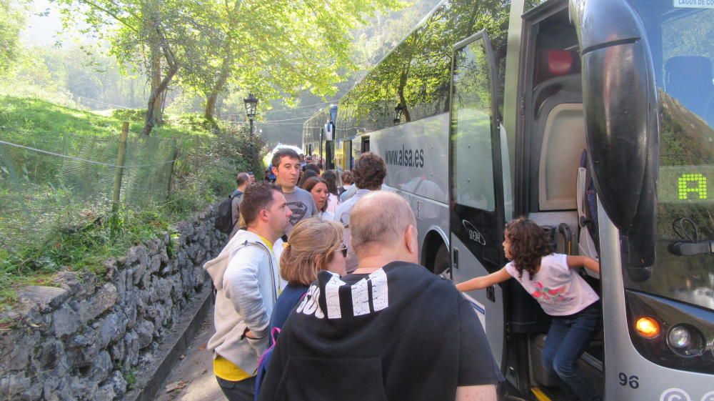 Turistas en Covadonga en el puente del 12 de octubre