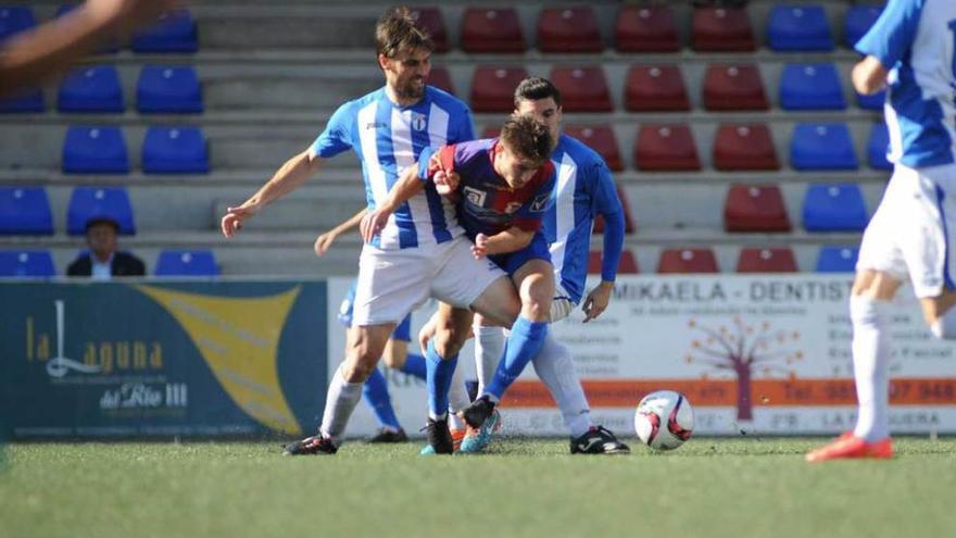 Otero disputa un balón en Ganzábal ante el Langreo.