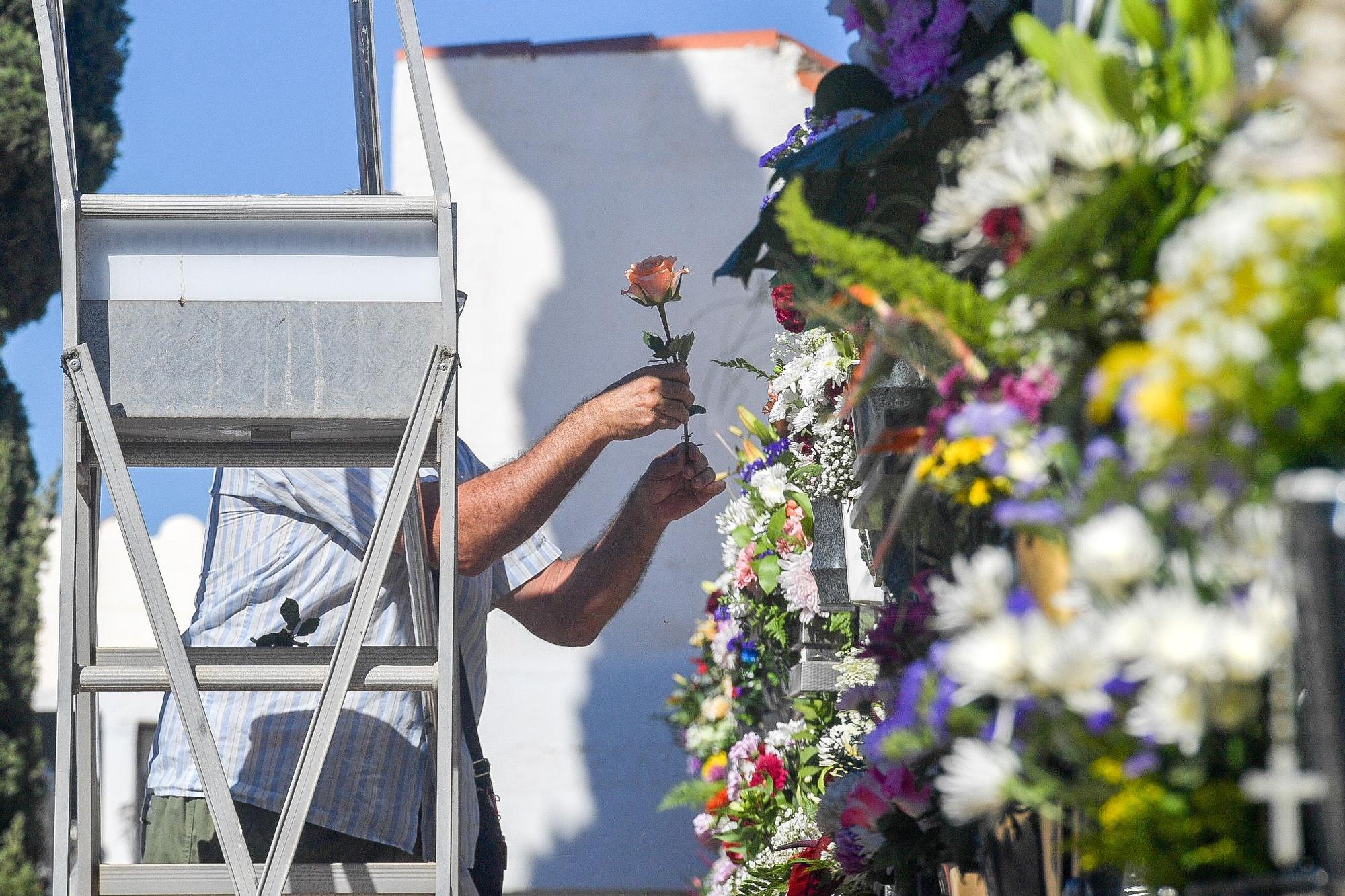 Día de Todos los Santos en cementerios de Gran Canaria
