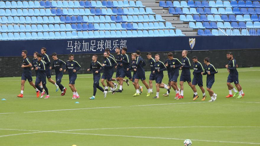 Los jugadores del Málaga se ejercitaron sobre el césped de La Rosaleda.