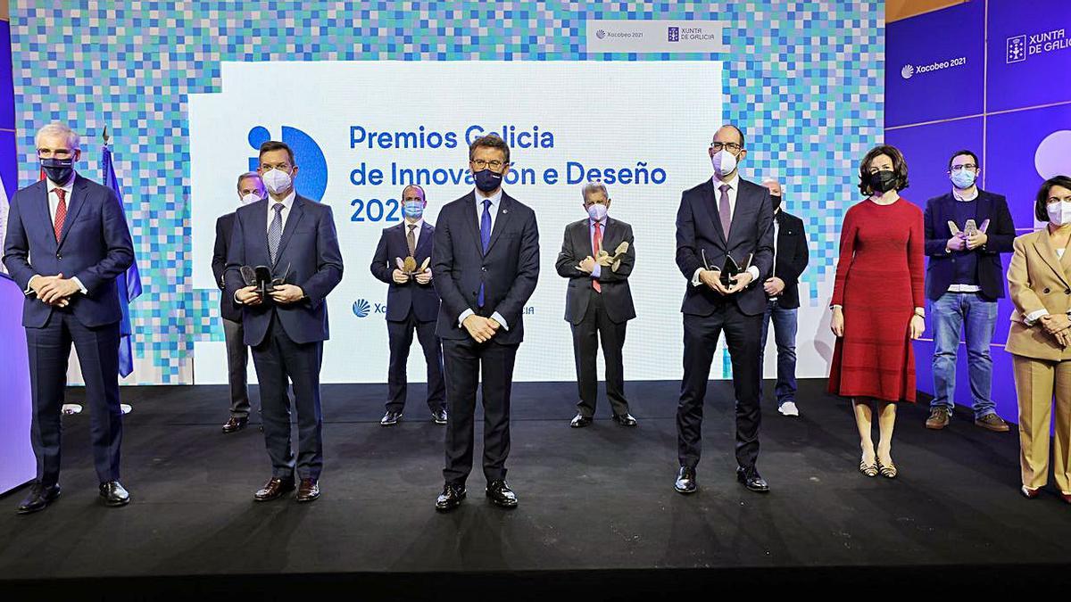 El presidente de la Xunta, en el centro, acompañado por algunos de los premiados.  | // FDV