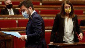 Pere Aragonès y Meritxell Budó, en el Parlament.