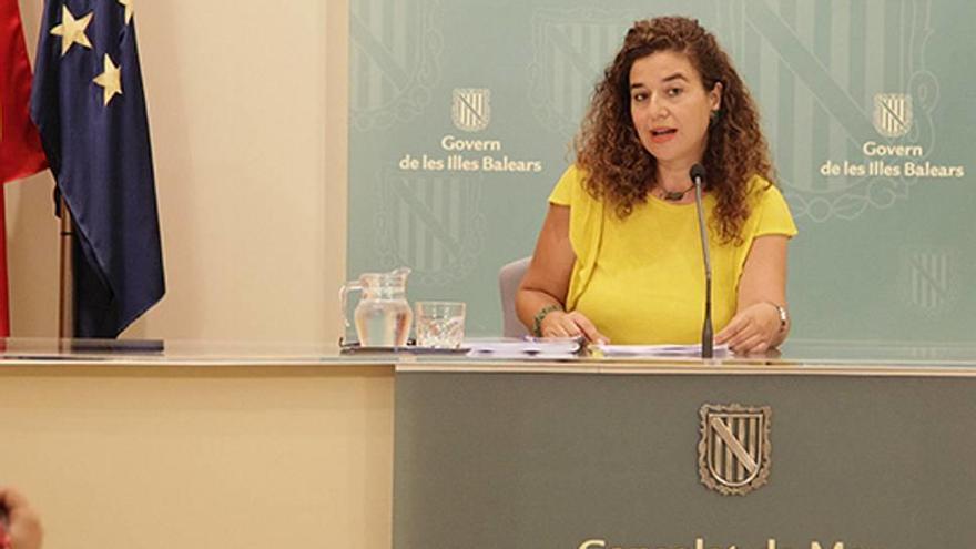 Pilar Costa tuvo que emplearse a fondo para defender al Govern de los contratos de Més.