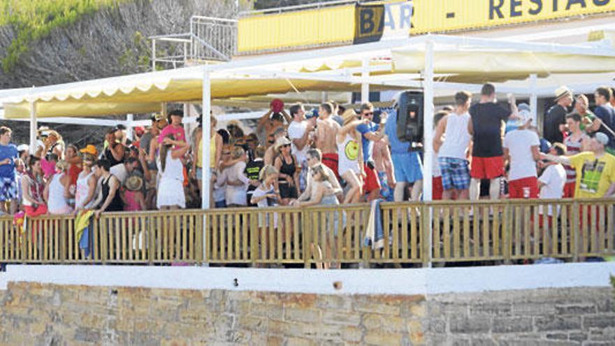 Las fiestas en Cala Agulla, como las de esta fotografías captadas hace pocos días.