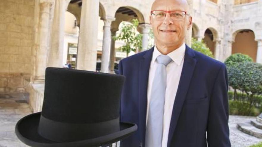 Federico Ros, el jueves en el claustro contiguo a la Catedral de El Salvador de Orihuela, con la chistera que llevará en la Procesión del Santo Entierro de Cristo.