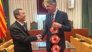 El cónsul entrega un obsequio al alcalde de Badalona, Xavier Garcia Albiol