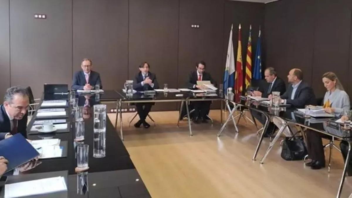 Consejo del Puerto del pasado marzo en el que participó el anterior director Carlos Eleno (primero por la izquerda en la cabecera de la mesa)