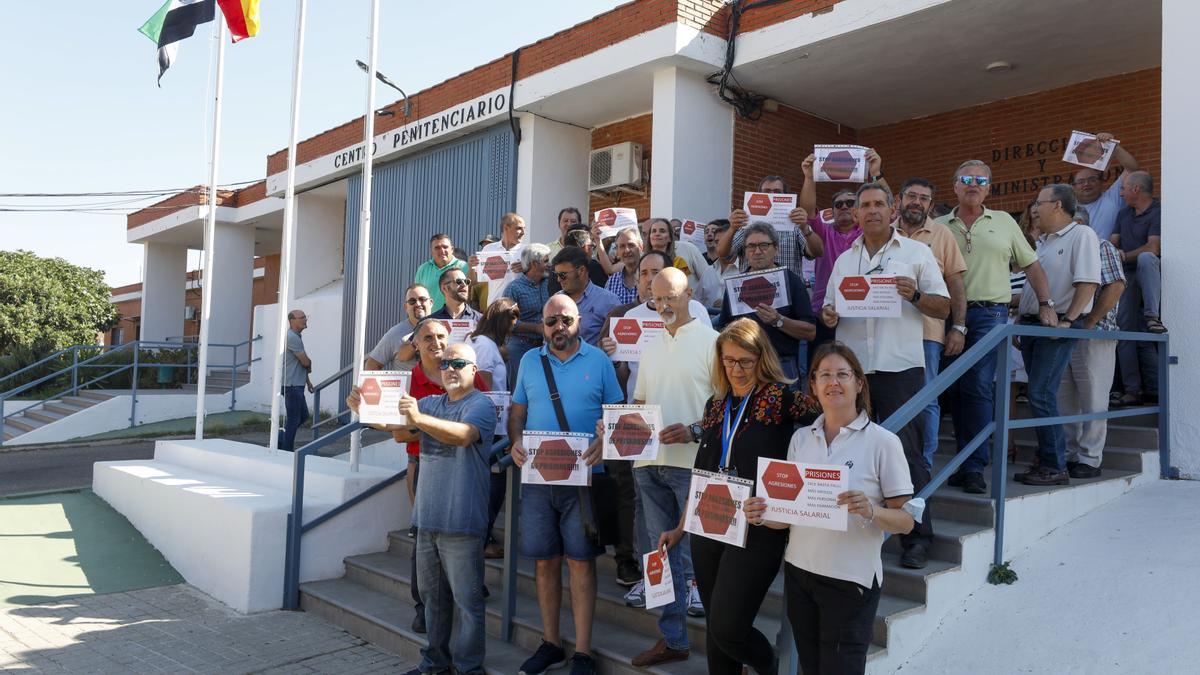 Funcionarios de prisiones se manifiestan en la puerta de la cárcel para pedir mejoras, este jueves.