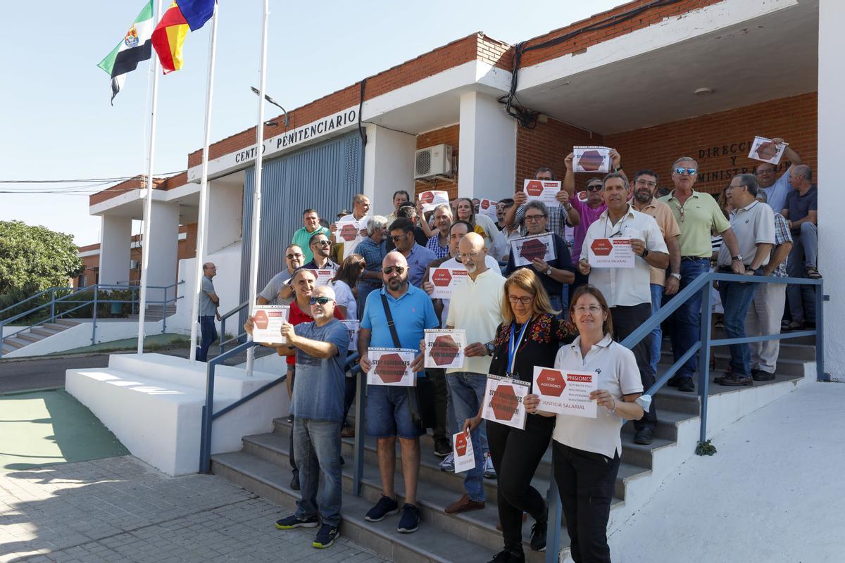 Funcionarios de prisiones se manifiestan en la puerta de la cárcel para pedir mejoras, este jueves.