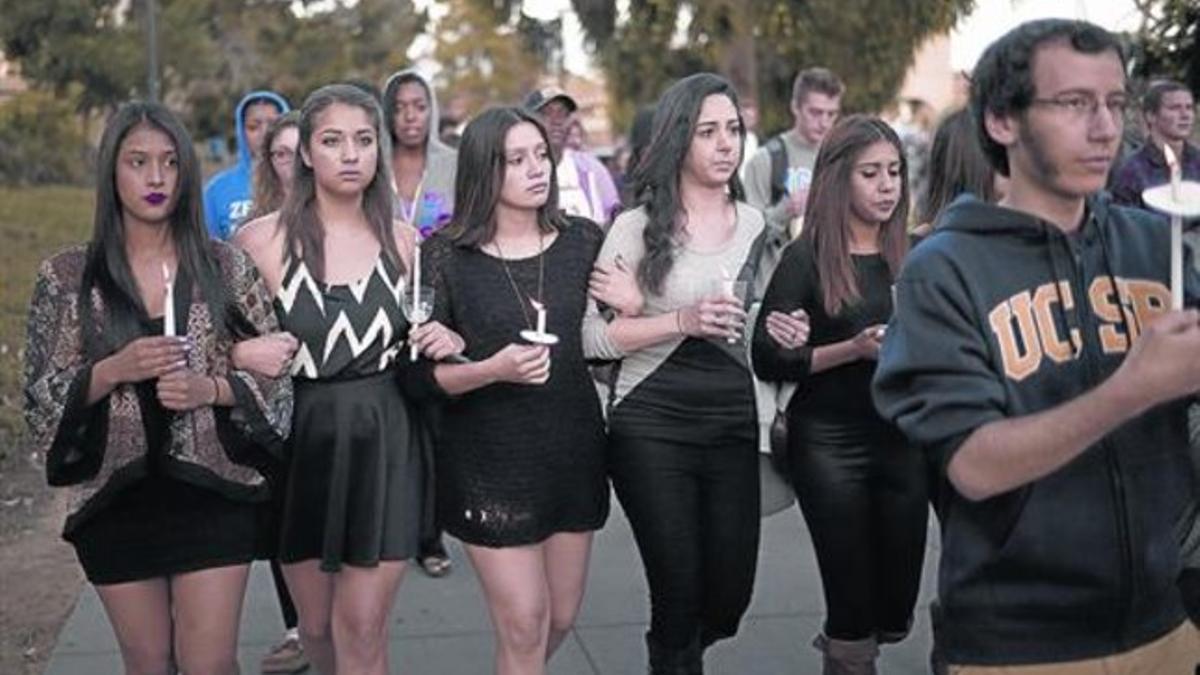 Un grupo de estudiantes de la Universidad de California, en un acto en memoria de las víctimas. En la página anterior, el asesino, Elliot Rodger, y, abajo, Monette Moio, una chica con la que estaba obesionado.