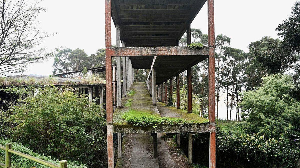 Vista parcial de la estructura de hormigón que se encuentra abandonada en As Xubias.