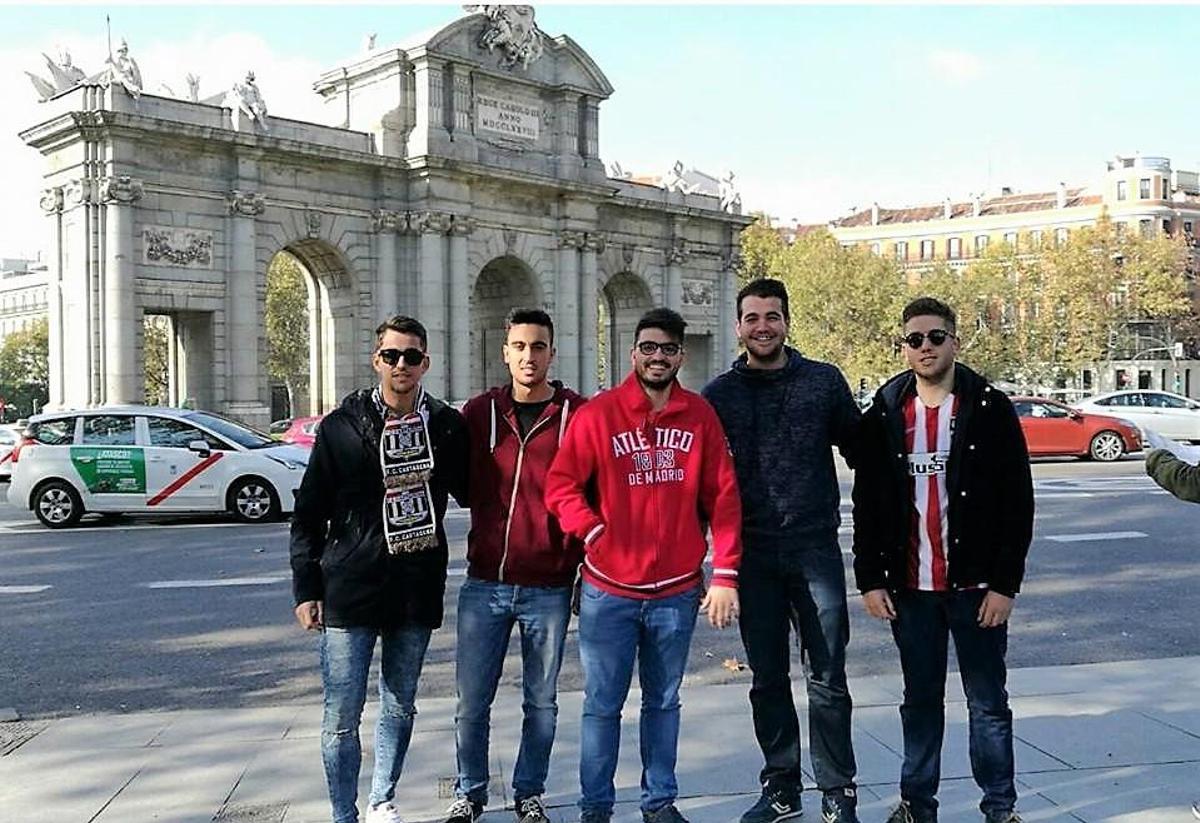 De izquiera a derecha: José Antonio Martínez Sánchez, Pedro José Cánovas Juárez, José Salvador Ros Gázquez, un amigo de los fallecidos y Óscar Alcaraz Galián.