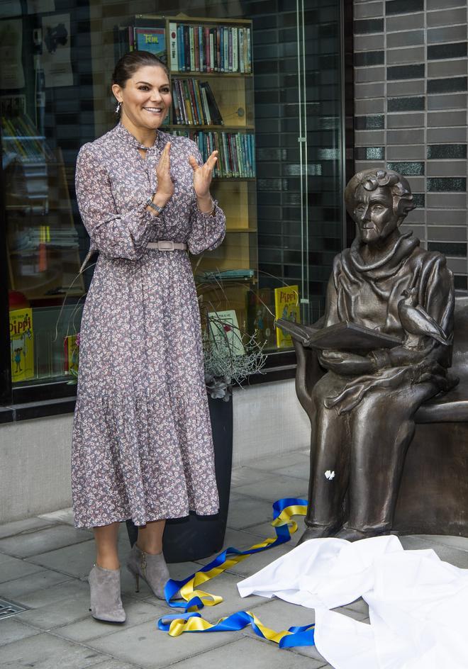 Victoria de Suecia, con vestido midi y botines de tacón