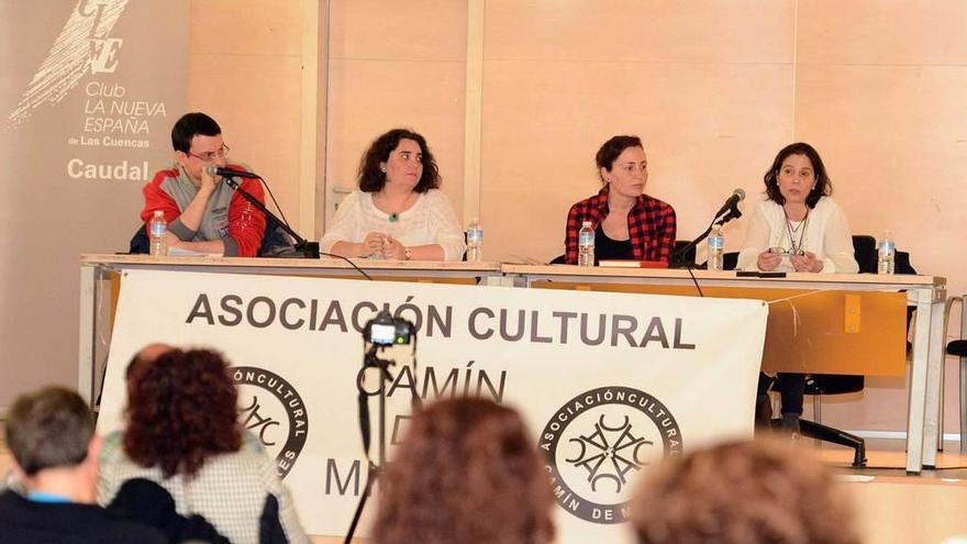 Por la derecha, Asun Cámara, Delia Campomanes y Teresa Valdés, durante el acto.