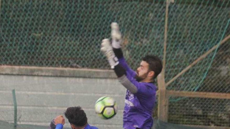 Javi García golpea el balón ante el meta del Juvenil. // Santos Álvarez