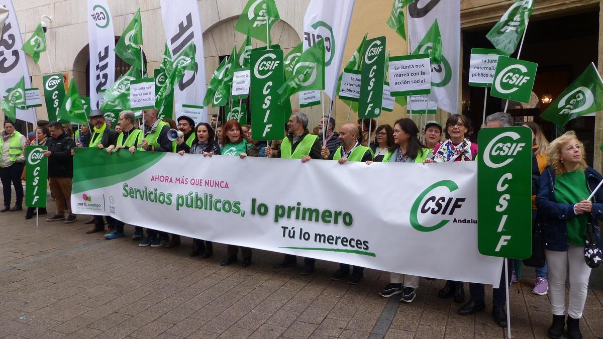 Concentración del sindicato CSIF este miércoles en Córdoba.