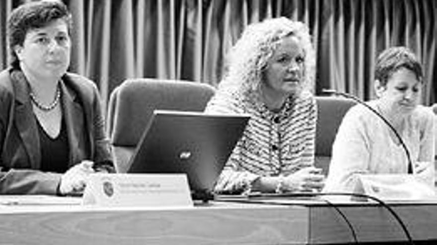 Nieves Sánchez, Isabel Durántez y Esther González, ayer. /  Bernabé/P.F.