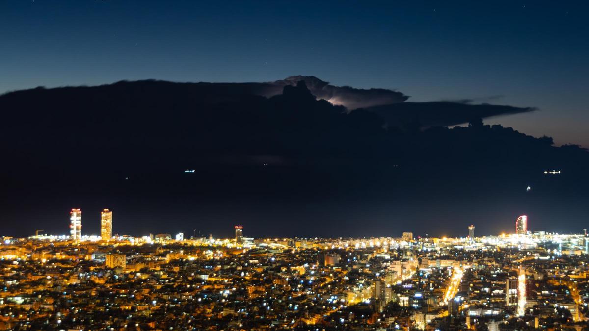 Núcleos tormentosos mar adentro, frente a la costa de Barcelona, en las proximidades de la isla de Menorca, la madrugada del 14 de diciembre del 2023