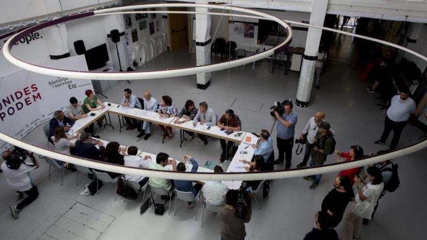 Instantes previos al inicio de la reunión de ayer de los 18 miembros del comité negociador del nuevo Botànic, que se celebró en la sede de Podemos en la ciudad de València.