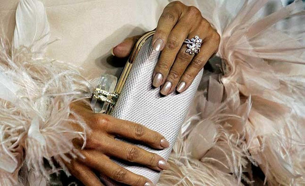 Fotografia de les mans de Jennifer Lopez a l’arribar a la sexanta-vuitena edició dels Globus d’Or, celebrada a l’Hotel Beverly Hilton a Los Angeles (Estats Units.)