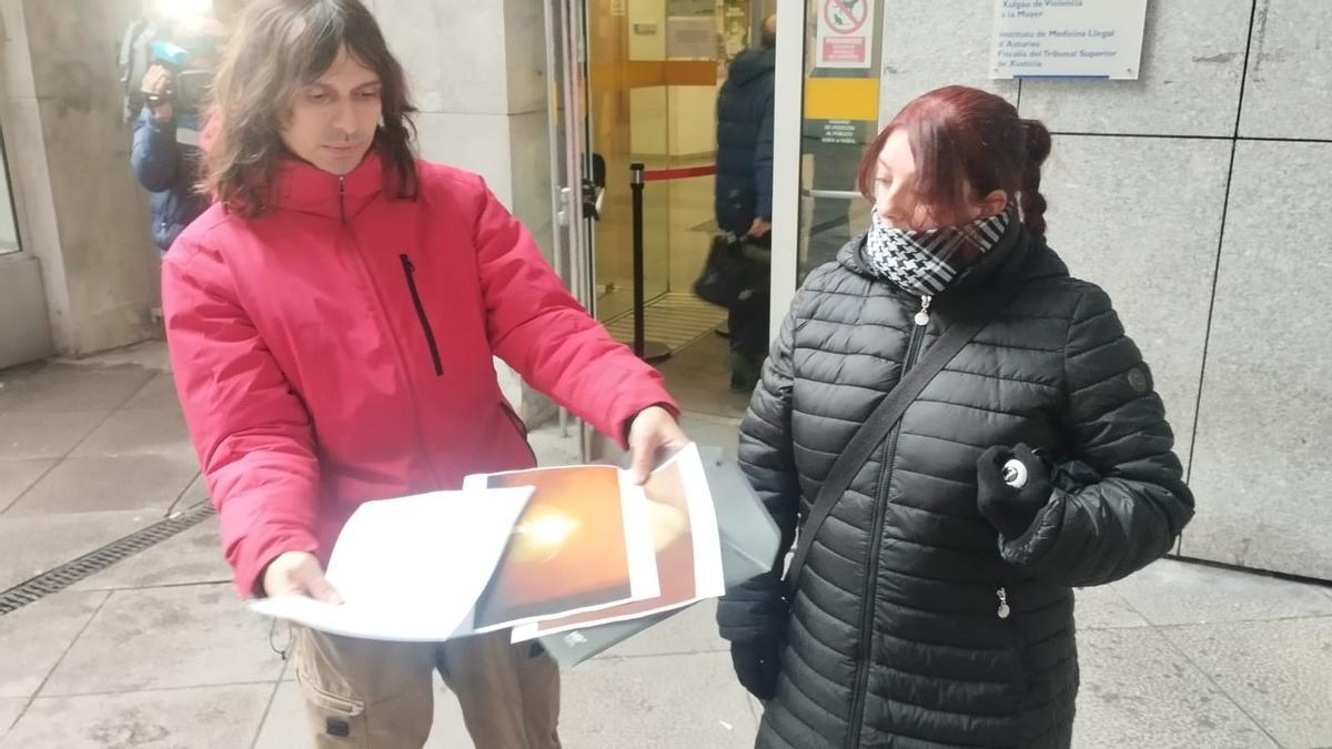 Andrés García y Jennifer Gutiérrez antes de presentar la denuncia en Fiscalía.