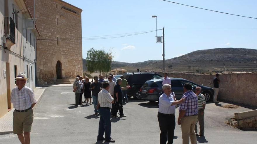 Los vecinos de Torre del Rico pasean por la zona en la que está situado el monumento.