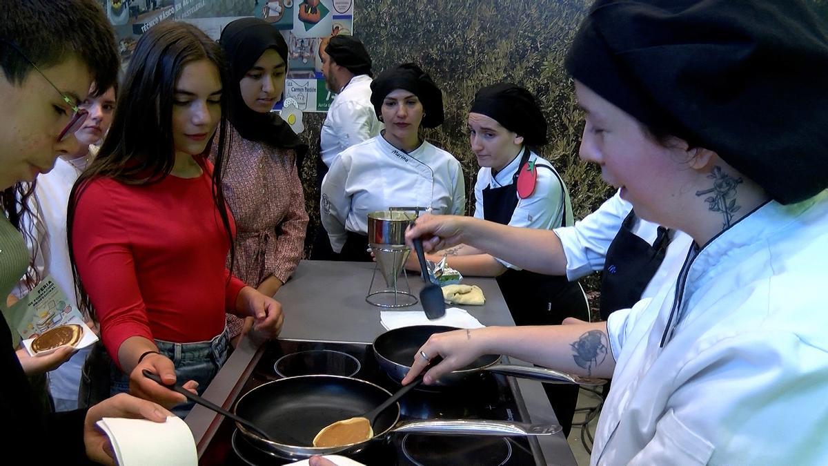 Demostración de los alumnos de la rama gastronómica en la feria de FP de Priego.