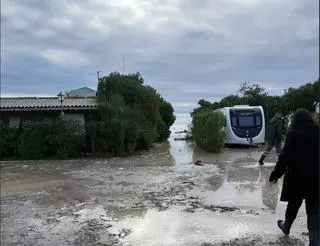 Rescatan a ocho personas de un camping de Sagunt