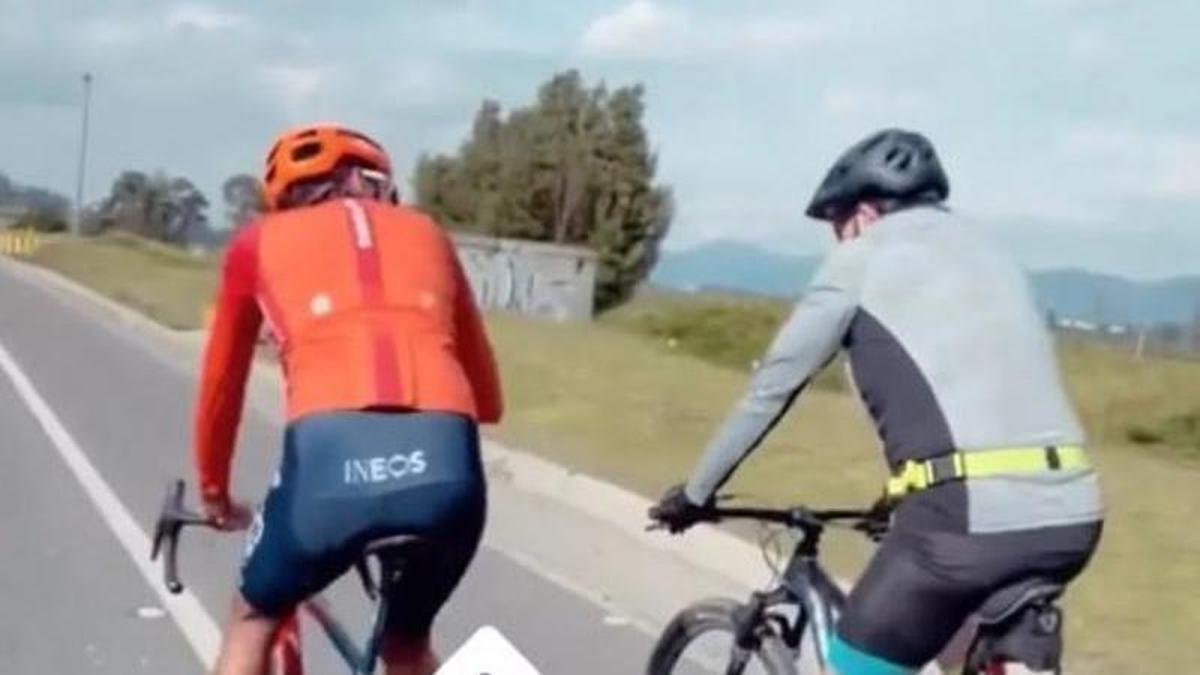 Egan Bernal entrenando en carretera