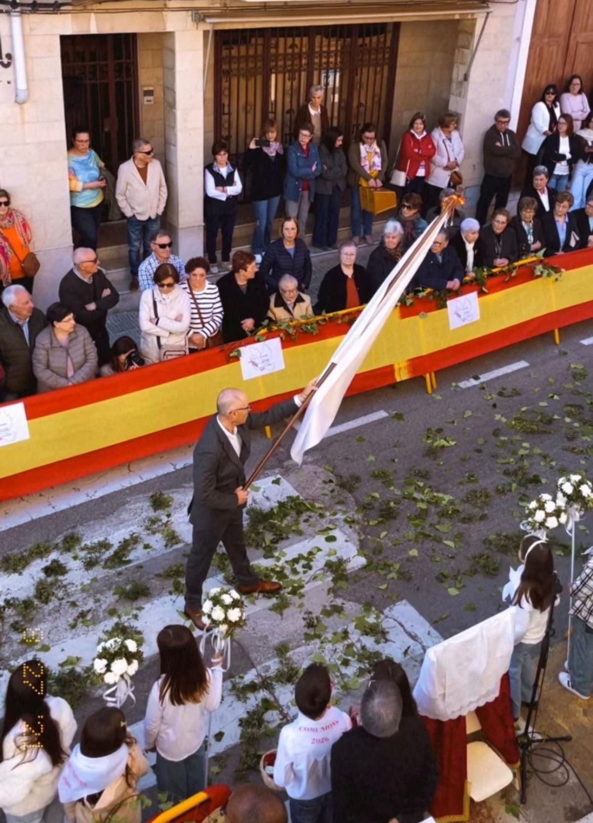 Nueva bandera estrenada en el Encuentro de Benifairó de les Valls.