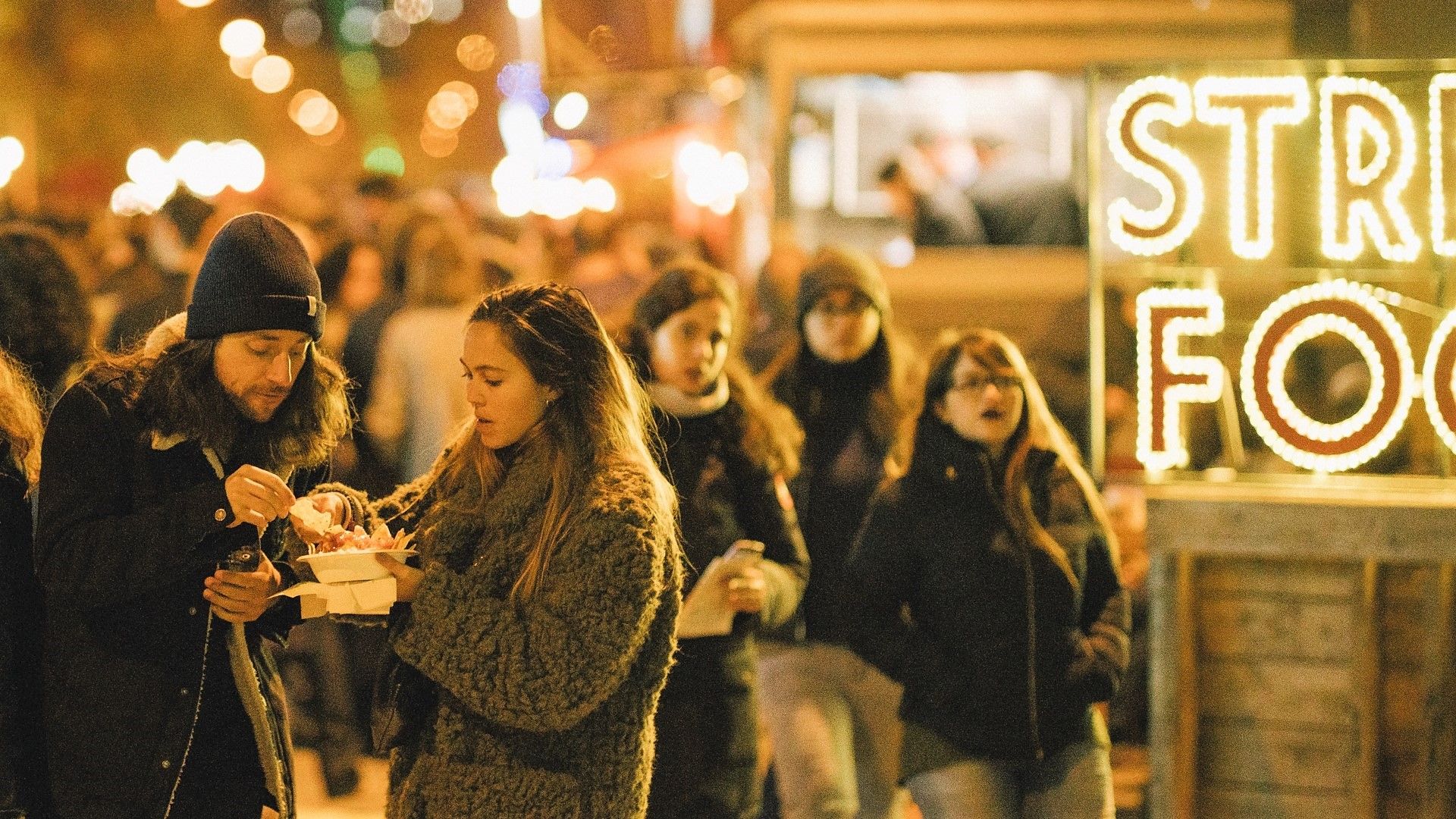 Ambiente en la zona gastronómica durante una edición anterior del festival Llum BCN.