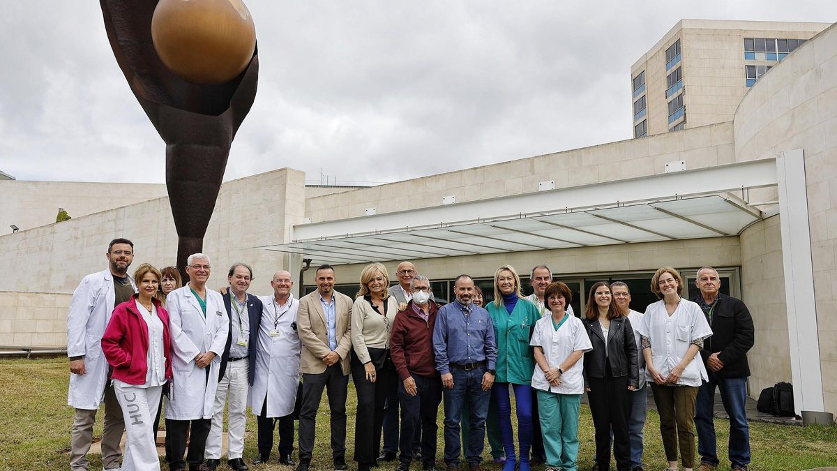 Todo el equipo médico junto a la consejera de Sanidad y a los hermanos involucrados