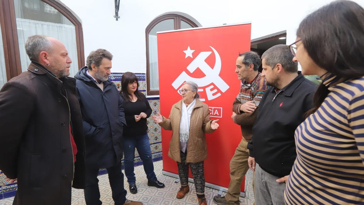 El secretario de Memoria Democrática del PCE, Mauricio Valiente, el secretario general del PCA, Ernesto Alba, en la presentación de la película-documental sobre la historia del PCE, &#039;Parias de la Tierra&#039;.