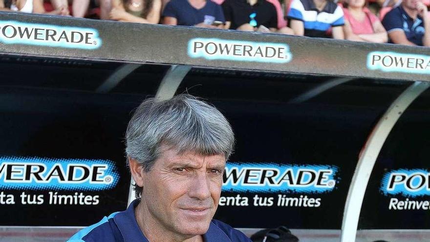 Antonio Dacosta, en el banquillo de la UD Ourense antes del comienzo de un duelo.