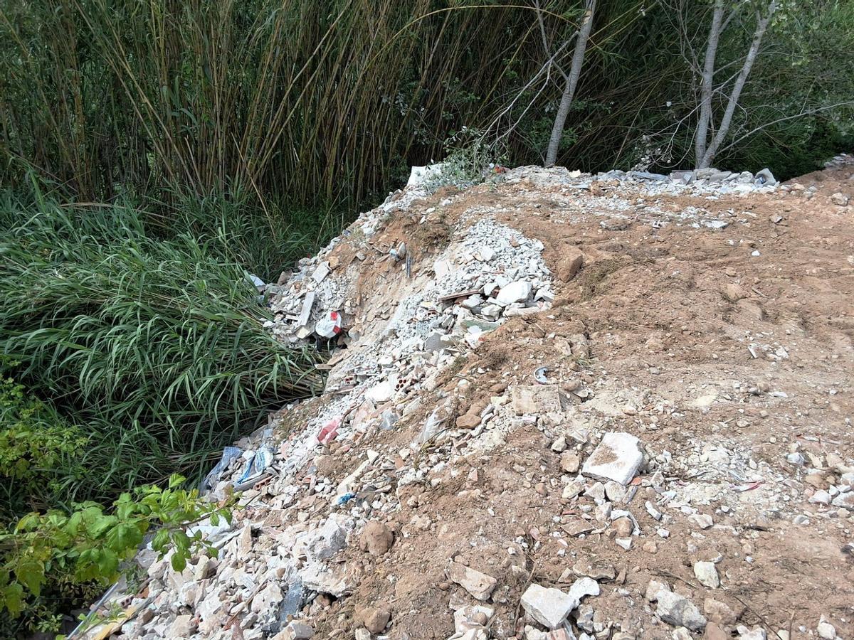 Vertido de escombros junto a la ribera del Xúquer.